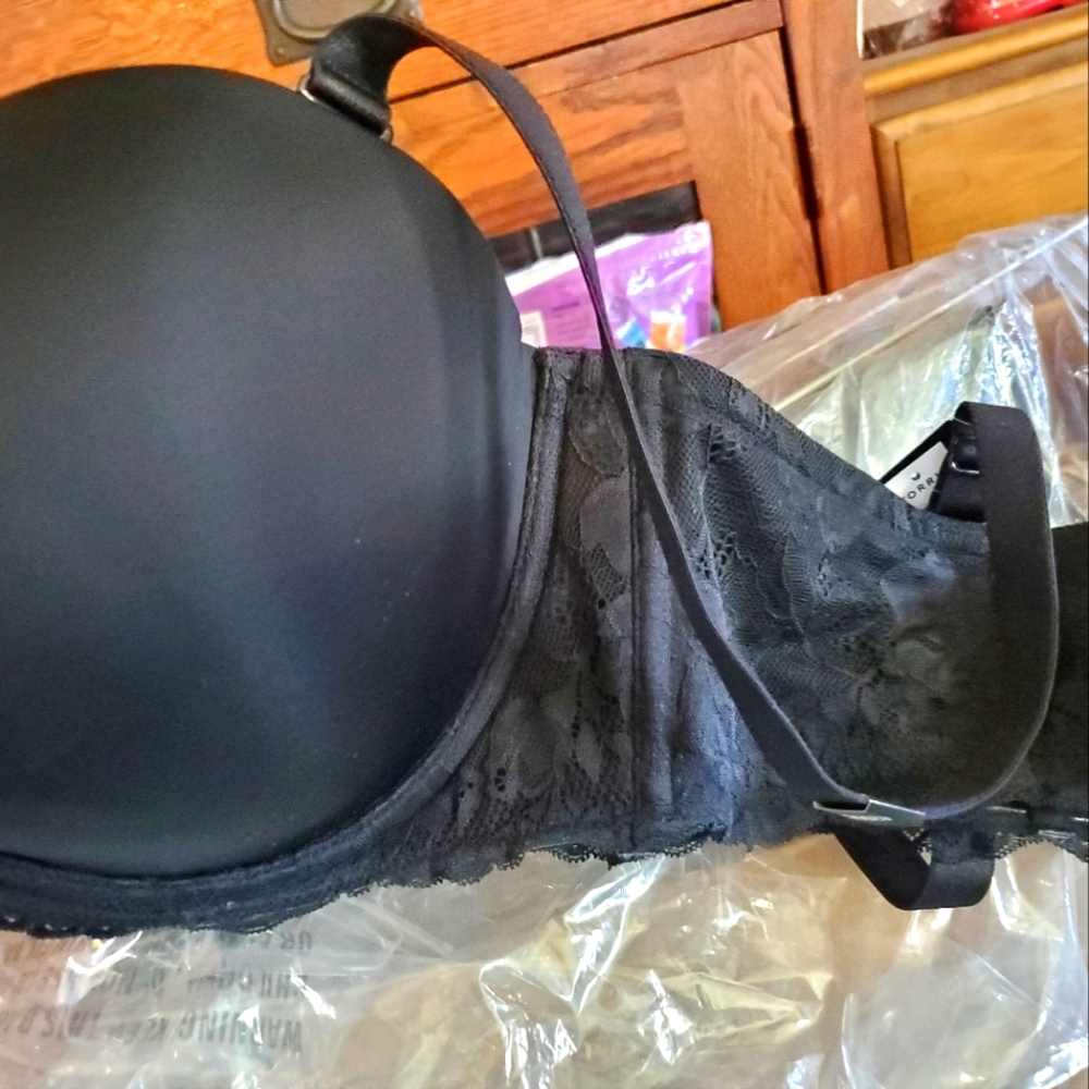 Brand new black  bra with tags converts to strapless!! 42DDD